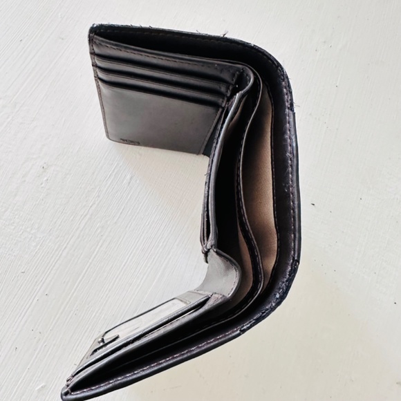 Tumi Crafted from leather, this refined and durable tri-fold wallet offers super - Picture 11 of 13